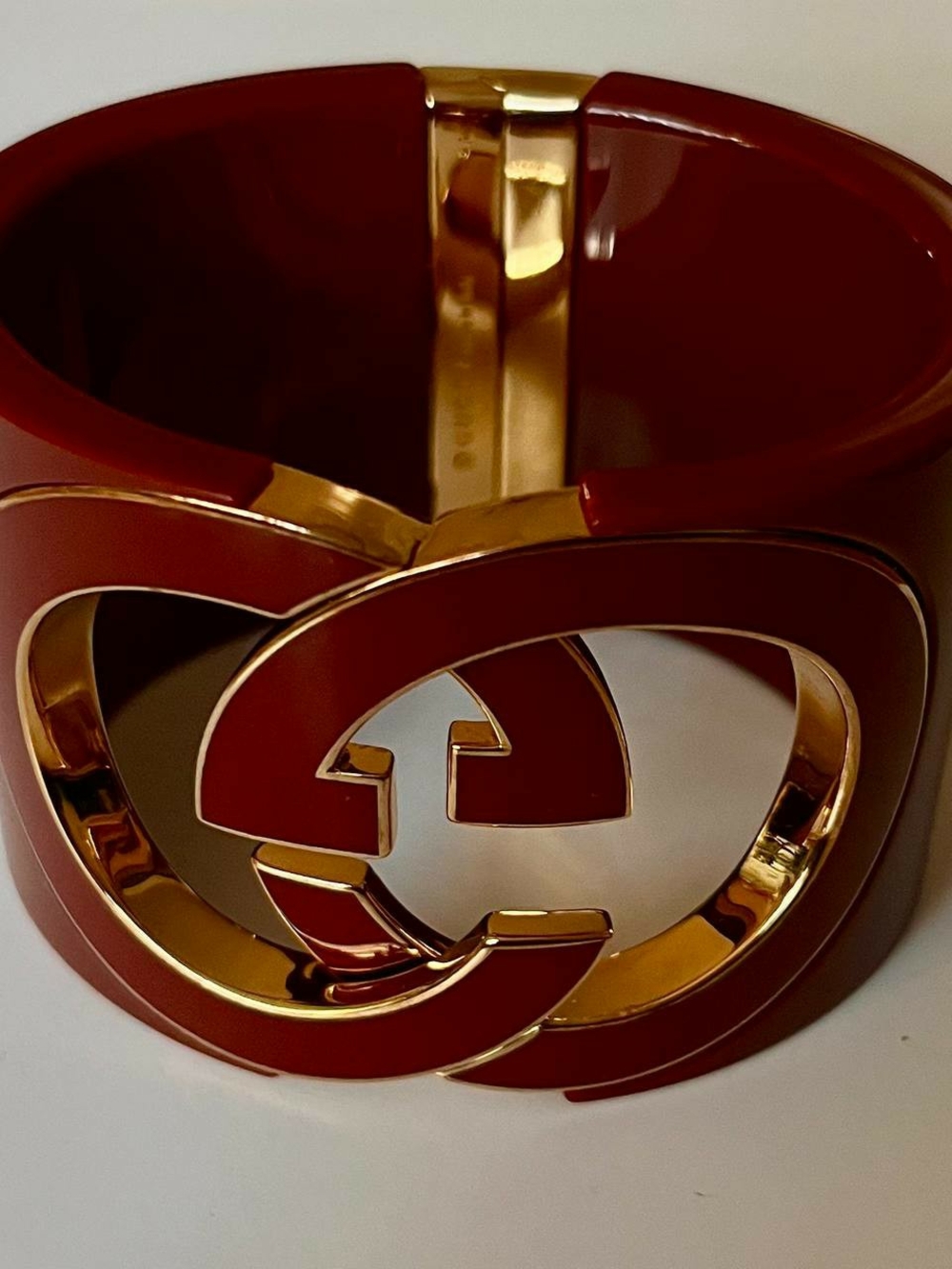 GUCCI RED INTERLOCKING
CUFF BRACELET